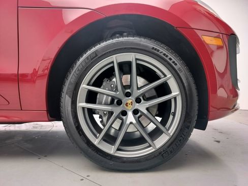 Certified 2025 Porsche Macan AWD/4WD image 26