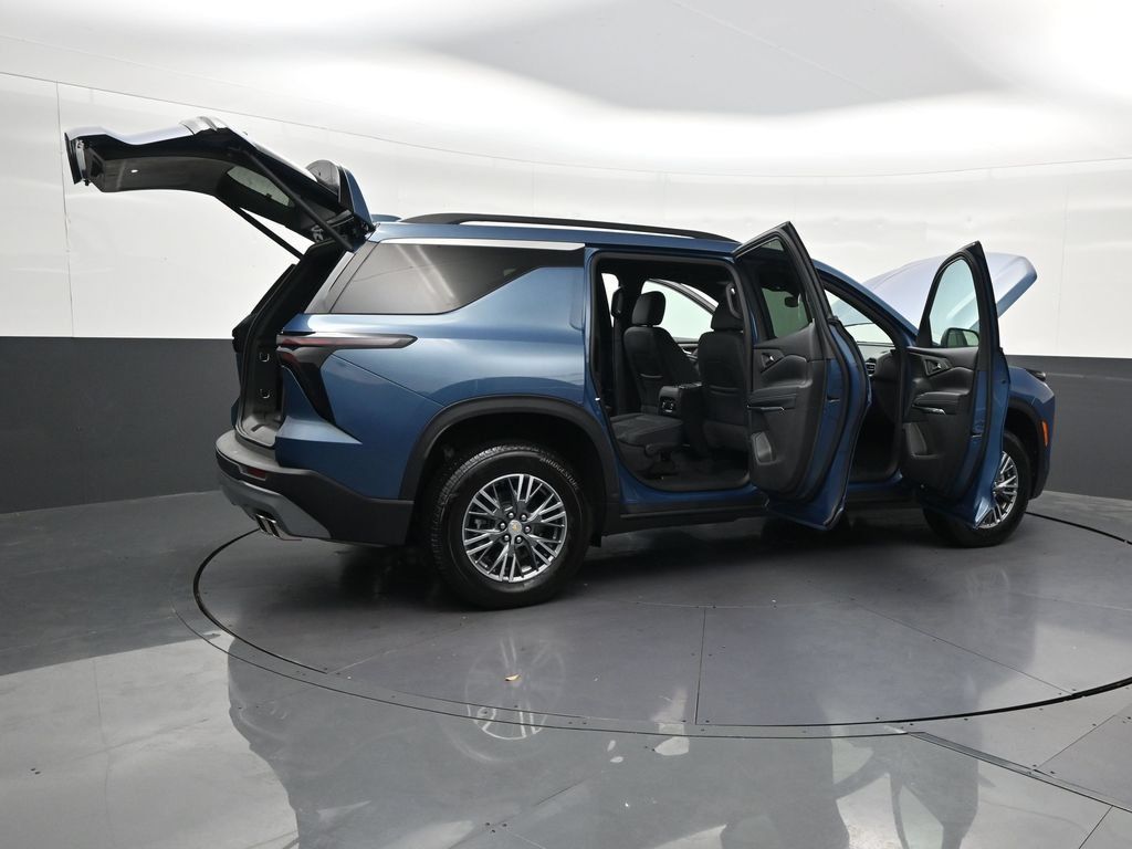 Used 2025 Chevrolet Traverse LT w/ Driver Confidence Package FWD image 37