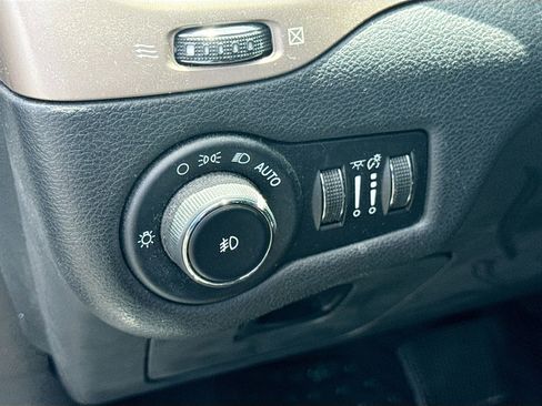 Used 2016 Jeep Cherokee Latitude w/ Cold Weather Group AWD/4WD image 16