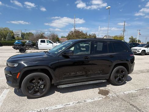 Used 2023 Jeep Grand Cherokee Limited w/ Black Appearance Package AWD/4WD image 2
