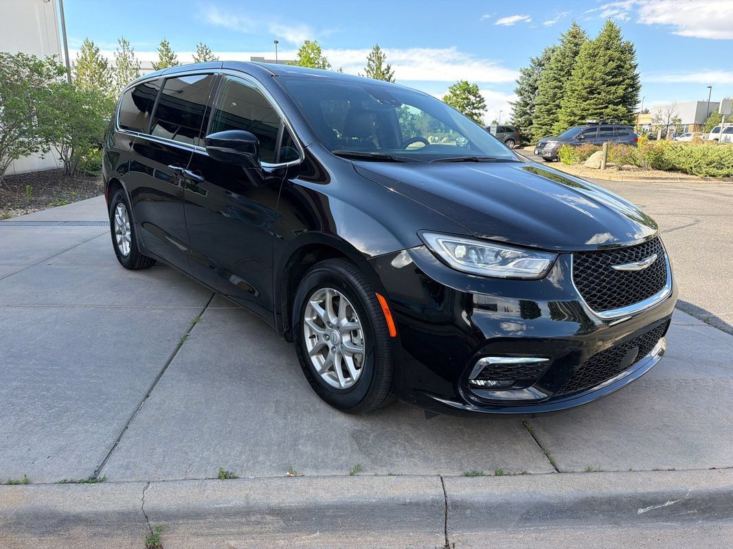Used 2025 Chrysler Pacifica Select FWD image 4
