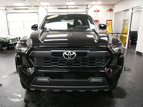 Used 2024 Toyota Tacoma TRD Off-Road image 2