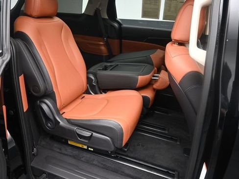Used 2026 Kia Carnival SX w/ SX Dark Edition Package FWD image 25