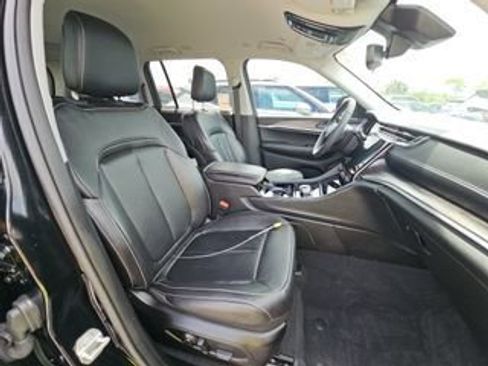 Used 2023 Jeep Grand Cherokee Limited w/ Black Appearance Package RWD image 11