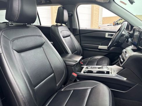 Used 2021 Ford Explorer XLT w/ Equipment Group 202A AWD/4WD image 19