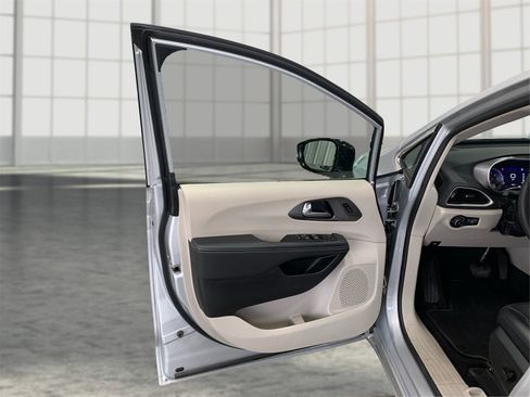 Used 2024 Chrysler Pacifica Touring-L image 18