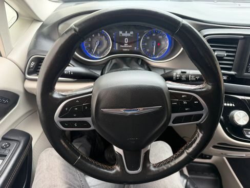 Used 2020 Chrysler Pacifica Touring-L FWD image 12