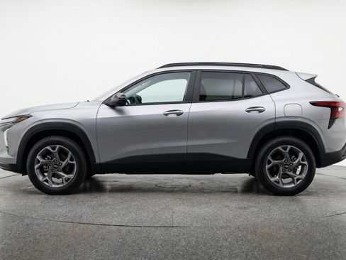 Used 2025 Chevrolet Trax LT FWD image 5