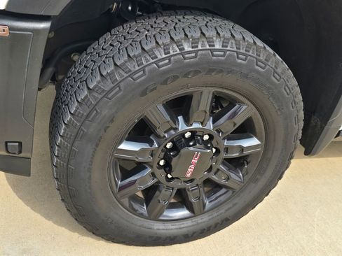 Used 2024 GMC Sierra 2500 AT4 w/ AT4 Premium Plus Package AWD/4WD image 10