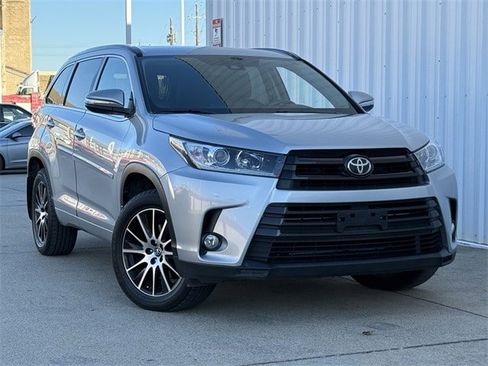 Used 2017 Toyota Highlander SE image 2