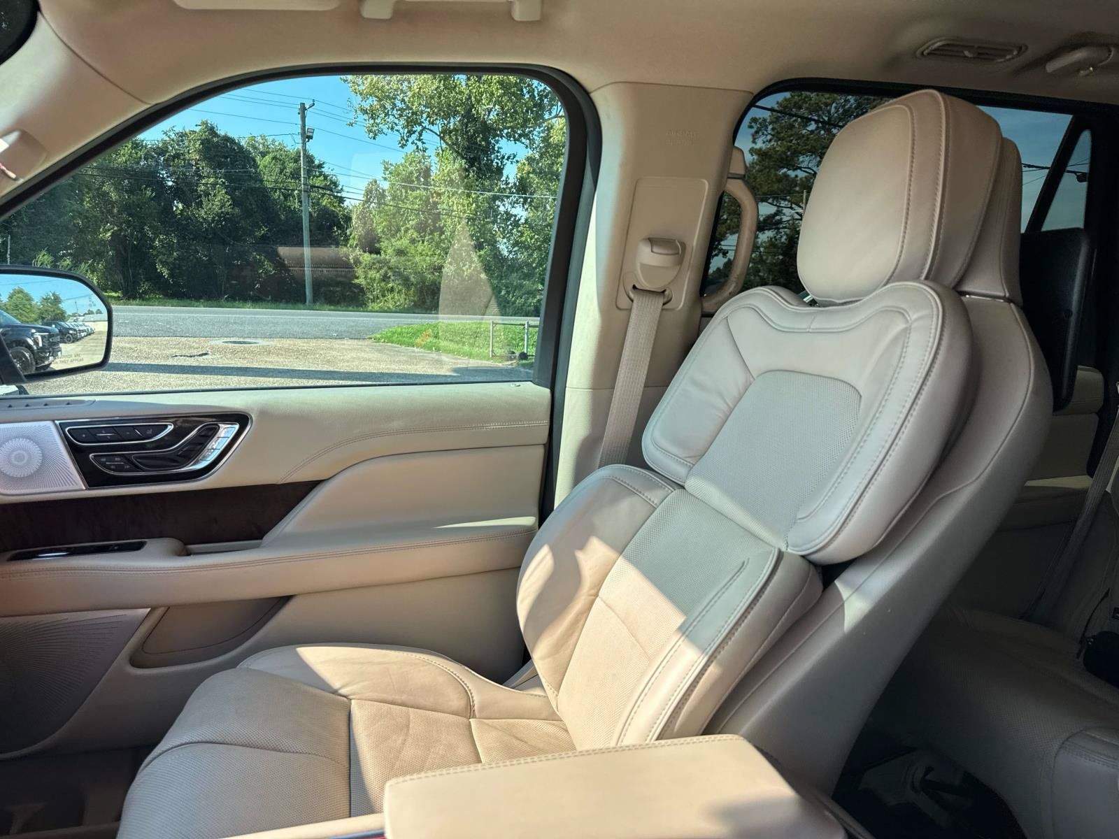 Used 2019 Lincoln Navigator Reserve AWD/4WD image 16