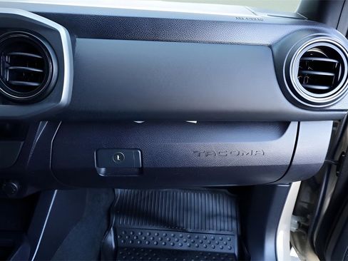 Used 2017 Toyota Tacoma TRD Off-Road image 40