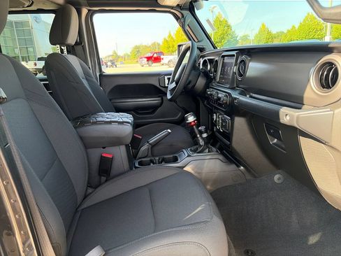 Used 2023 Jeep Gladiator Sport AWD/4WD image 12