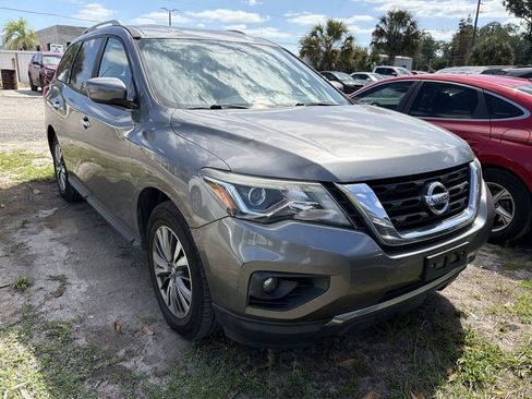 Used 2019 Nissan Pathfinder SV image 1