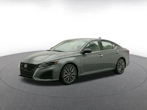 Used 2025 Nissan Altima 2.5 SV FWD image 3