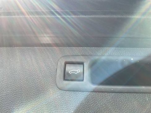 Used 2022 Toyota Highlander XLE AWD/4WD image 14