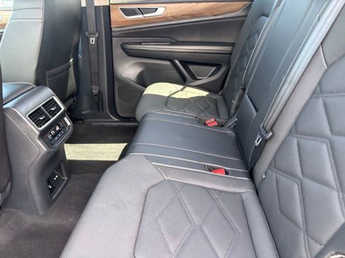 Used 2025 Volkswagen Atlas SE image 27