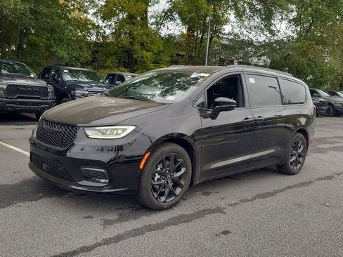 New 2026 Chrysler Pacifica Limited w/ Uconnect Theater Family Group image 4