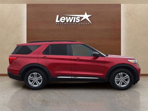 Used 2024 Ford Explorer XLT image 5