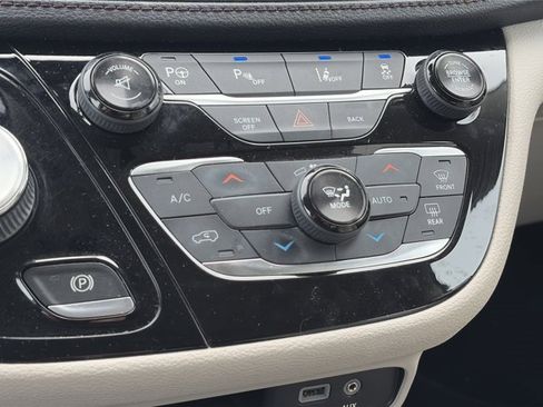 Used 2017 Chrysler Pacifica Limited w/ Advanced Safetytec Group image 17