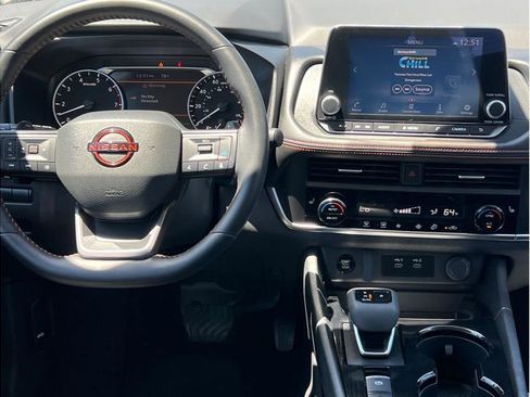 Used 2025 Nissan Rogue SV AWD/4WD image 11