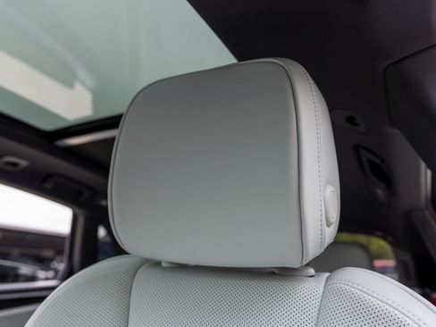 New 2025 Porsche Macan image 28