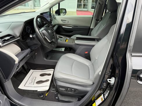 Used 2023 Toyota Sienna XLE image 18