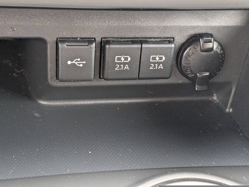 Used 2021 Toyota Highlander XLE AWD/4WD image 22