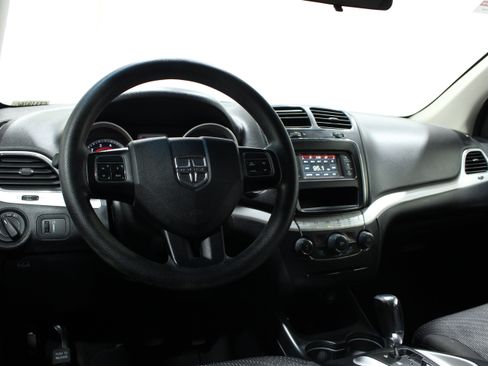 Used 2018 Dodge Journey SE FWD image 2