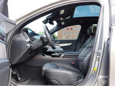 Used 2023 BMW i7 xDrive60 AWD/4WD image 12