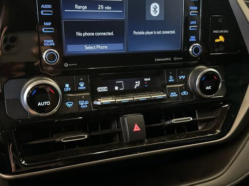 Used 2022 Toyota Highlander LE AWD/4WD image 15