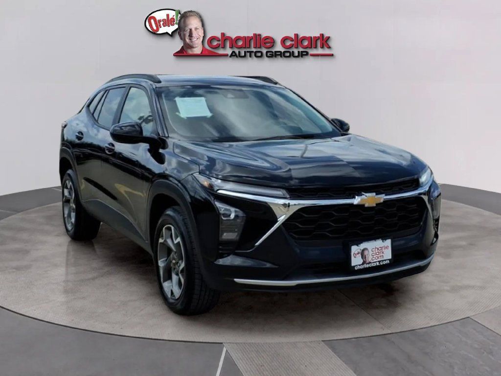 Used 2025 Chevrolet Trax LT FWD image 8