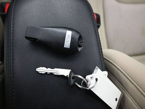Used 2018 Jeep Cherokee Latitude w/ Safety Group AWD/4WD image 22