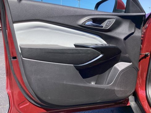 Used 2025 Chevrolet Trax LT FWD image 26