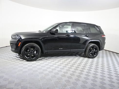 Used 2023 Jeep Grand Cherokee Altitude AWD/4WD image 2