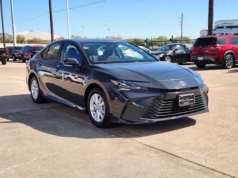 Used 2025 Toyota Camry LE image 4