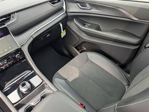 New 2025 Jeep Grand Cherokee Altitude image 20