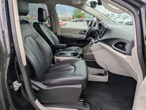 Used 2024 Chrysler Pacifica Touring-L FWD image 33