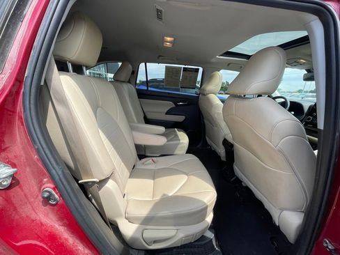 Used 2023 Toyota Highlander XLE FWD image 28