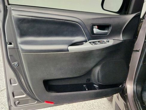 Used 2017 Toyota Sienna SE Premium FWD image 11