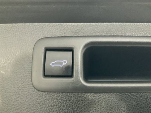 Used 2022 Toyota Highlander XLE image 9