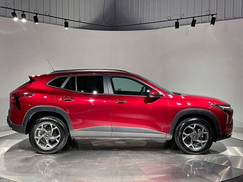 Used 2025 Chevrolet Trax LT FWD image 10