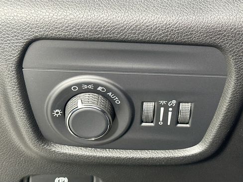 Used 2023 Jeep Grand Cherokee Laredo image 10