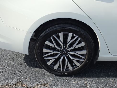 Used 2024 Nissan Altima 2.5 SV FWD image 5