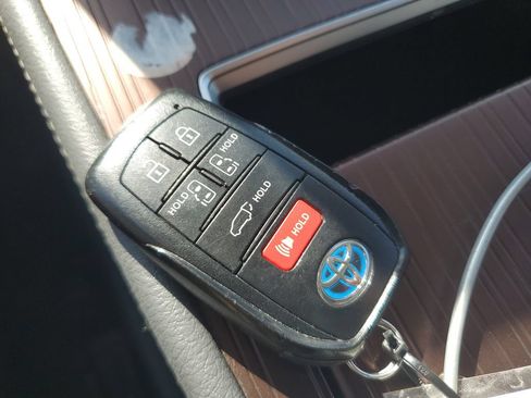 Used 2024 Toyota Sienna XLE FWD image 28