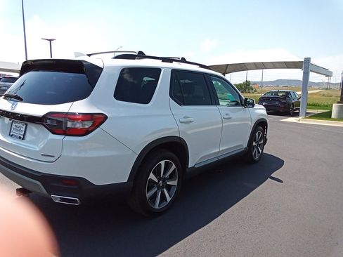 Certified 2023 Honda Pilot Touring image 3