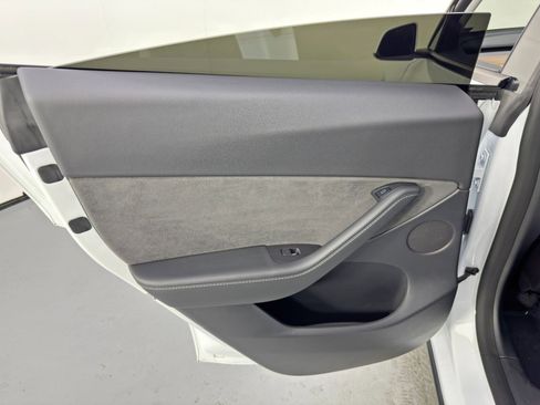 Used 2022 Tesla Model Y Long Range image 43