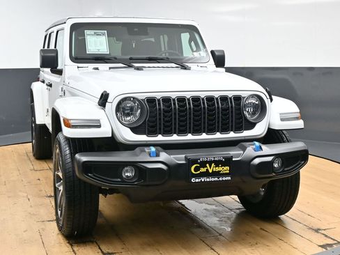 Used 2024 Jeep Wrangler Unlimited w/ Convenience Group AWD/4WD image 4