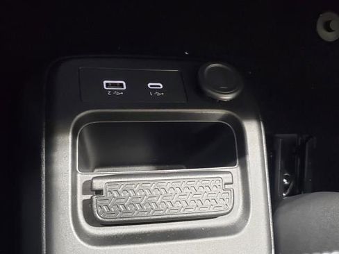 Used 2024 Nissan Ariya AWD image 36