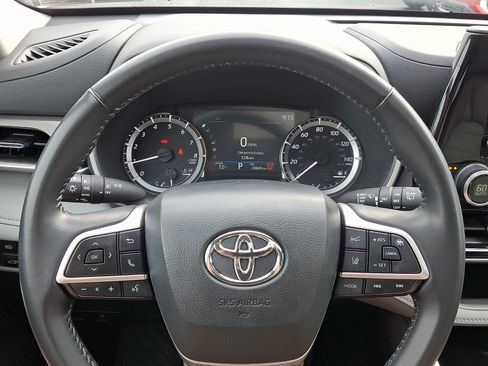 Used 2024 Toyota Highlander XLE AWD/4WD image 20